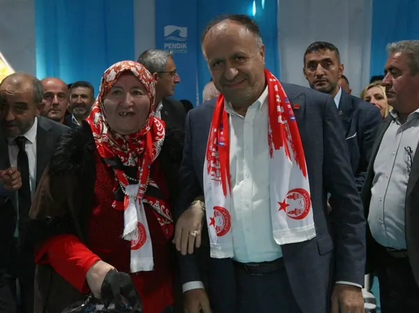 Yol arkadaşlarıyla birlikte