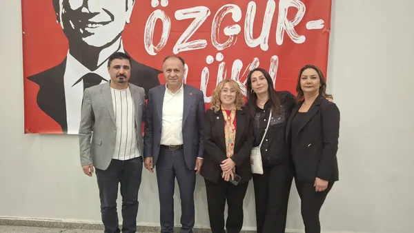 Yol arkadaşlarıyla bir arada