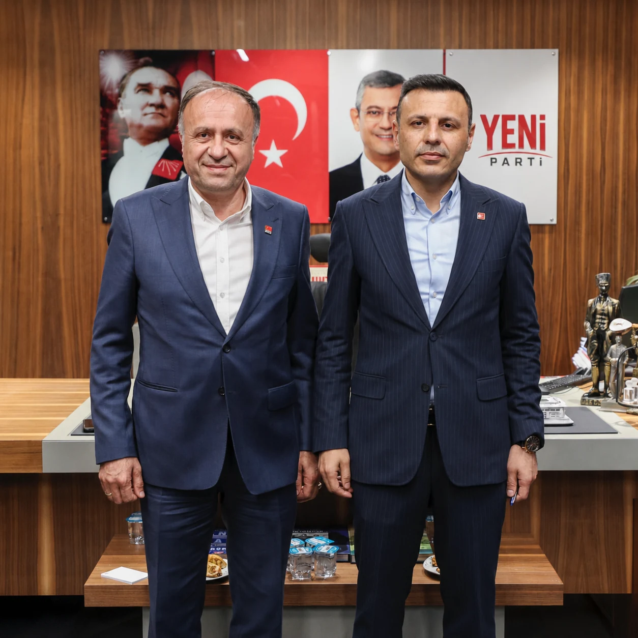 Niyazi Güneri ve Özgür Çelik yan yana