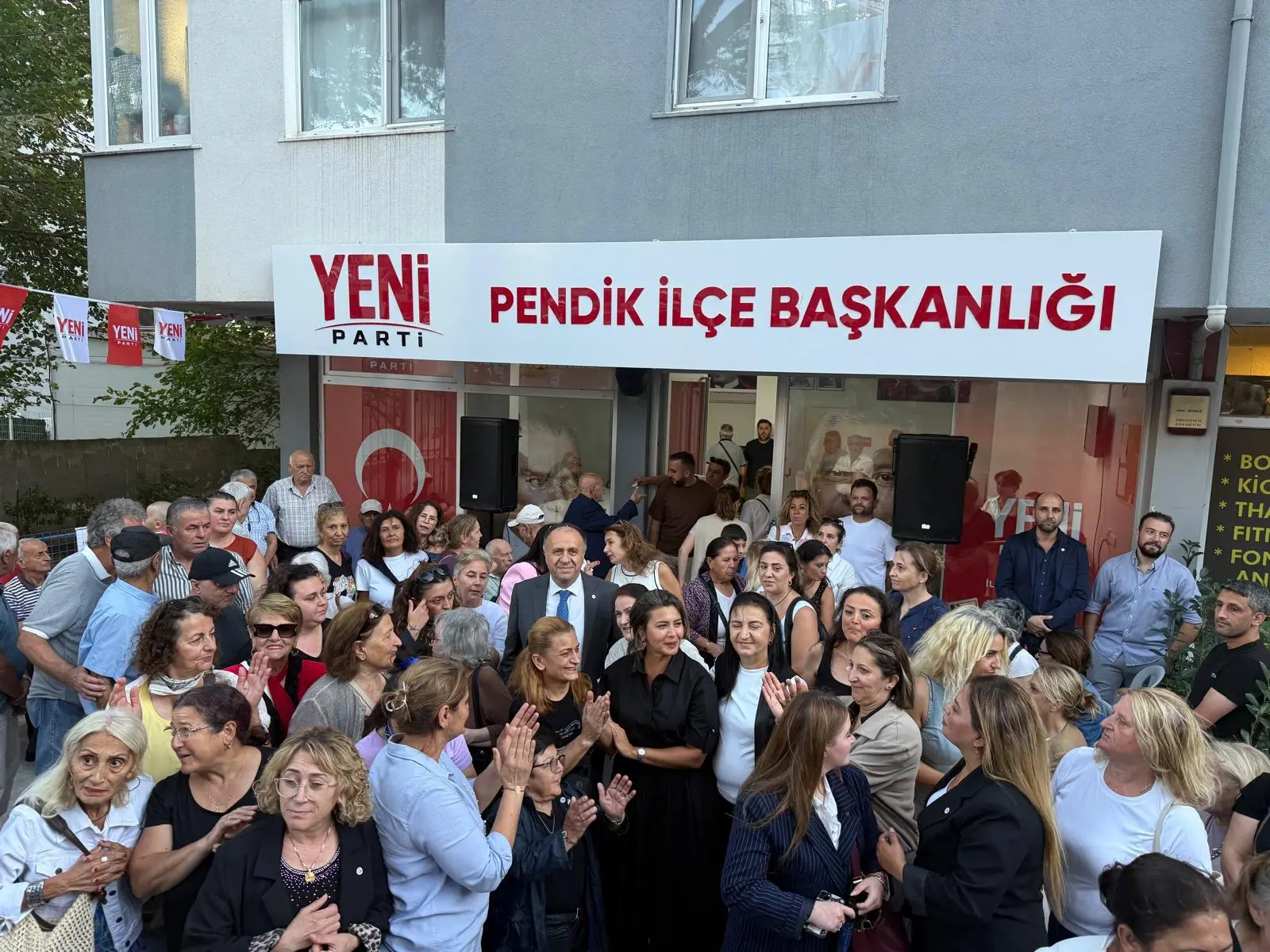Yeni Parti Pendik İlçe Başkanlığı önünde açılış için bir araya gelen kalabalık